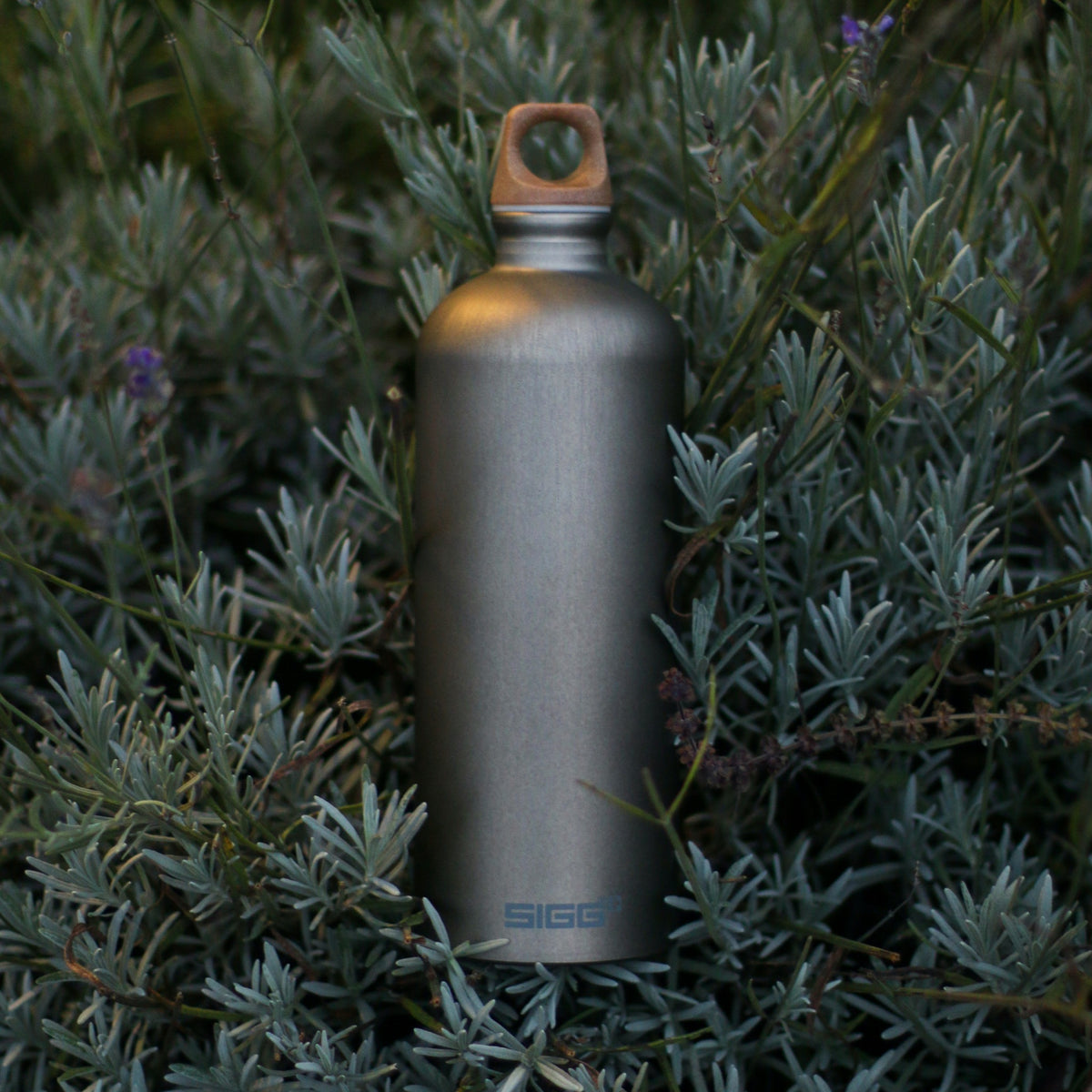 SIGG Traveller MyPlanet Lighter Plain 1,0 l, käytössä ulkona