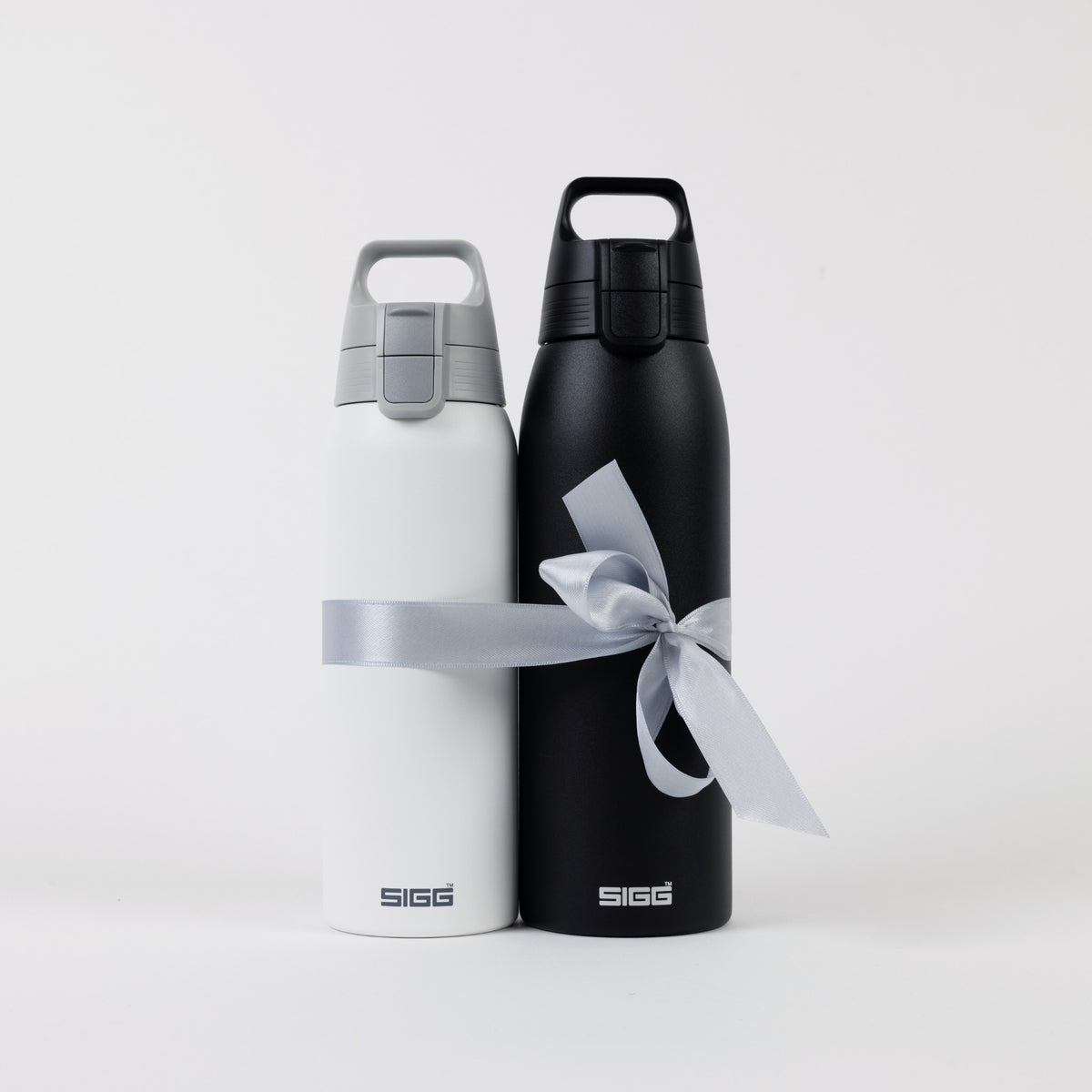 SIGG Shield Therm One termospullo White 0,75 l, käytössä ulkona