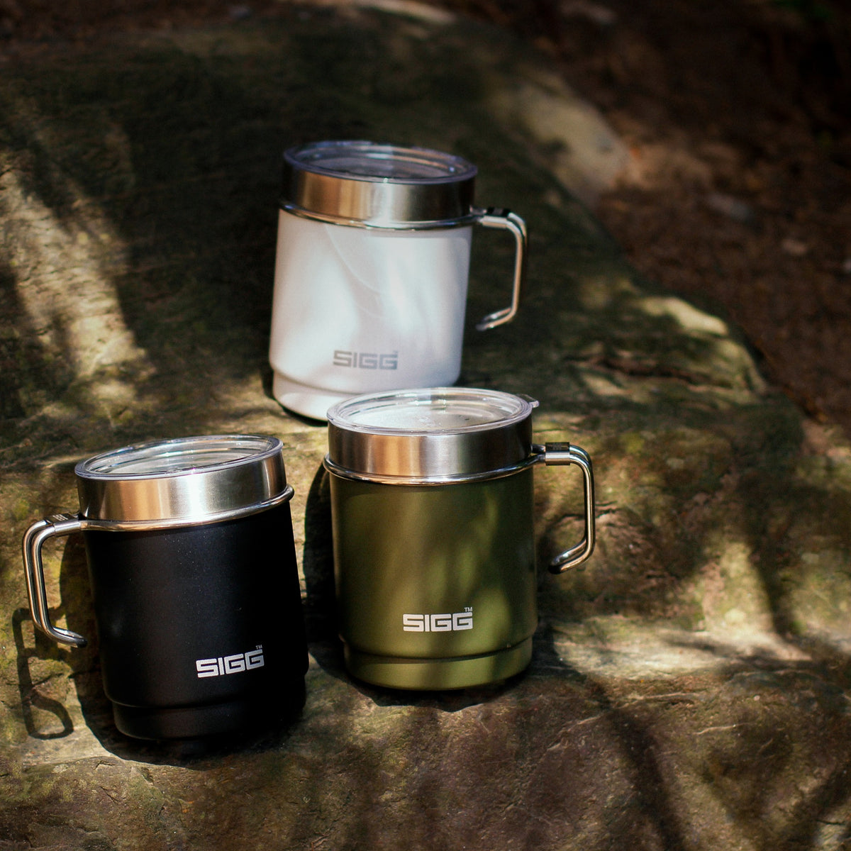 SIGG TRAVEL MUG termosmuki 0,3 l hiekka, käytössä ulkona 2