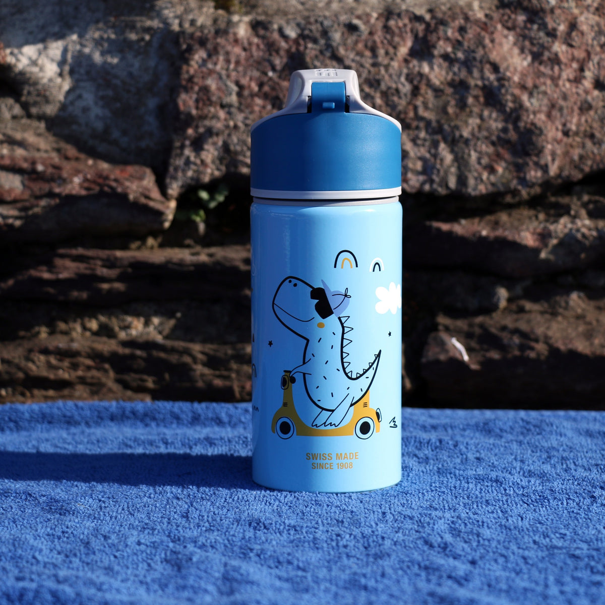 SIGG Miracle Wmb lastenpullo Dino Drive 0,4 l, käytössä ulkona