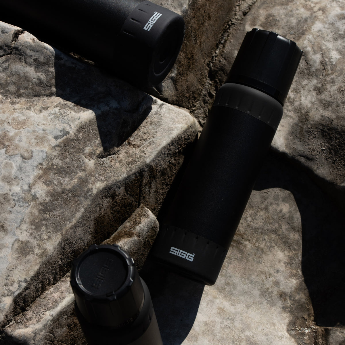 SIGG Alpine Star termospullo Black 0,75 l, käyttökuva