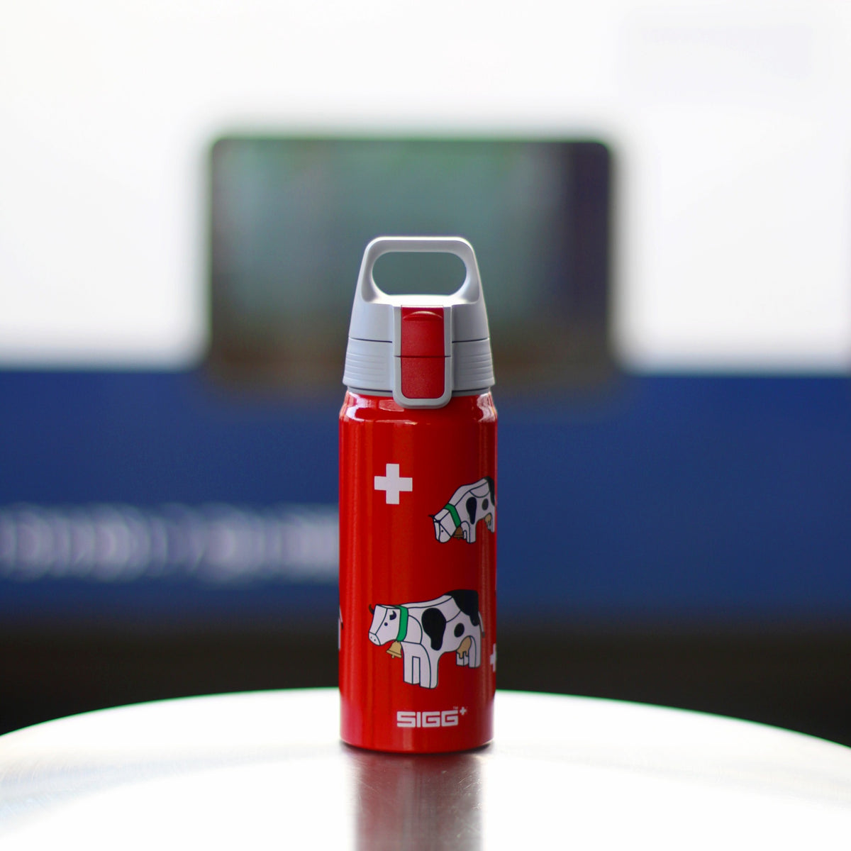 SIGG WMB ONE Swiss Cows 0,6 l, käytössä ulkona 2