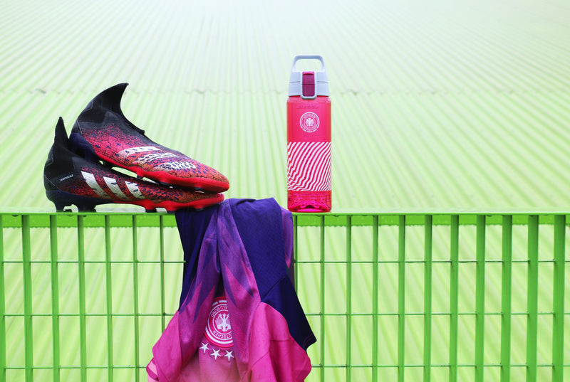 SIGG Total Color One Berry Dfb Match Day 0.6L - Urheilupullot - sigg-shop.fi