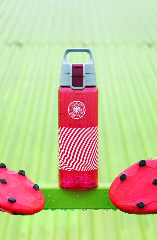 SIGG Total Color One Berry Dfb Match Day 0.6L - Urheilupullot - sigg-shop.fi