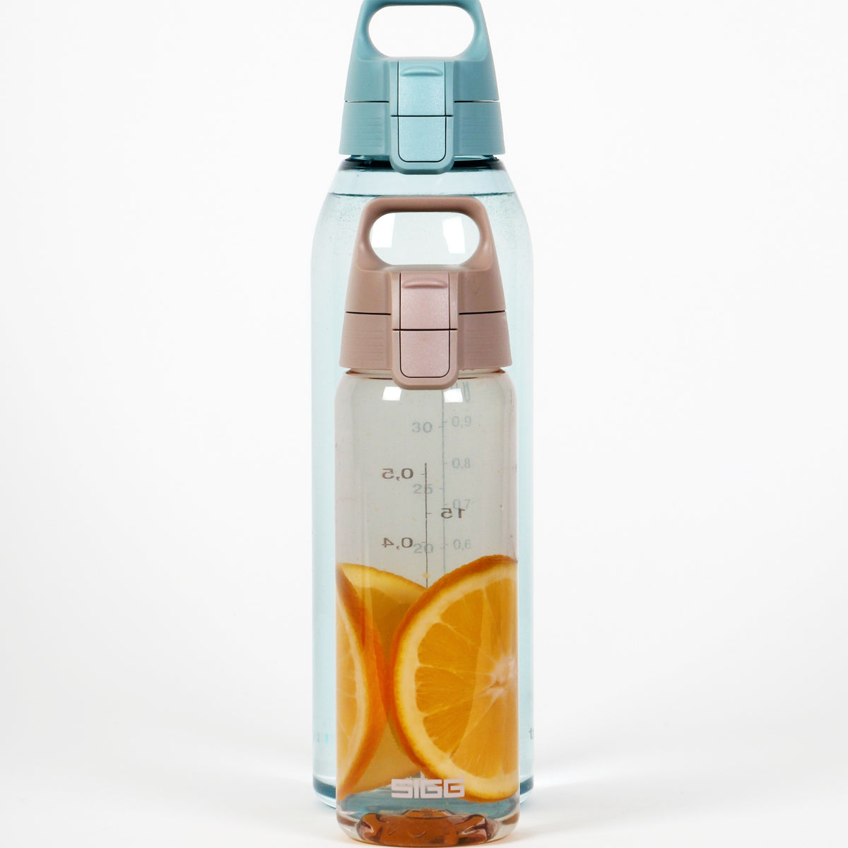 SIGG TOTAL COLOR ONE JUOMAPULLO - MORNING BLUE 1,5 l, käytössä ulkona