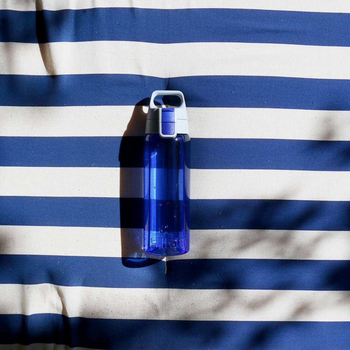 SIGG Total Color Blue 0,6 l, käytössä ulkona
