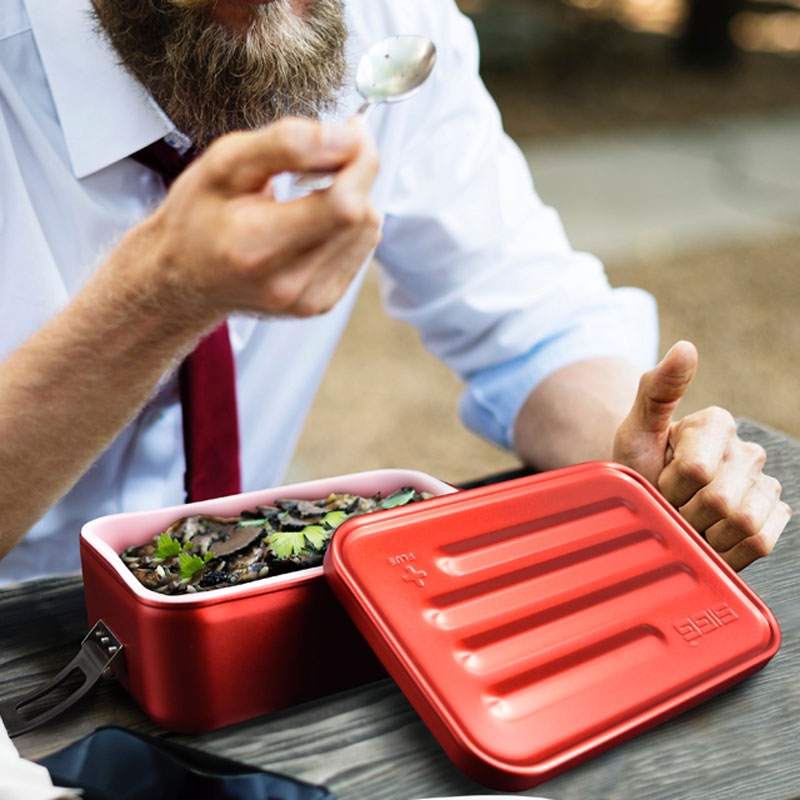 SIGG työpäivään sopivien tuotteiden malliston kuvassa herkullinen lounas eväsrasiassa.