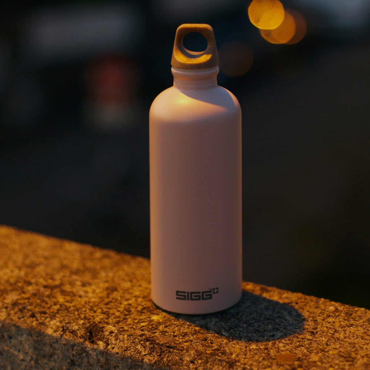 SIGG Traveller MyPlanet Journey Plain 0,6 l, käytössä ulkona