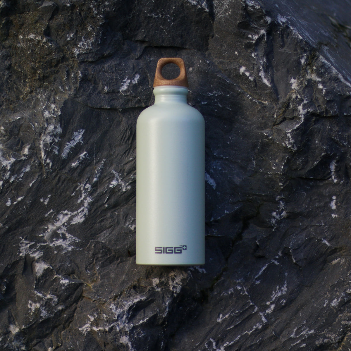 SIGG Traveller MyPlanet Repeat Plain 0,6 l, käytössä ulkona