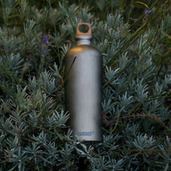 SIGG Traveller MyPlanet Lighter Plain 1,0 l, käytössä ulkona 2