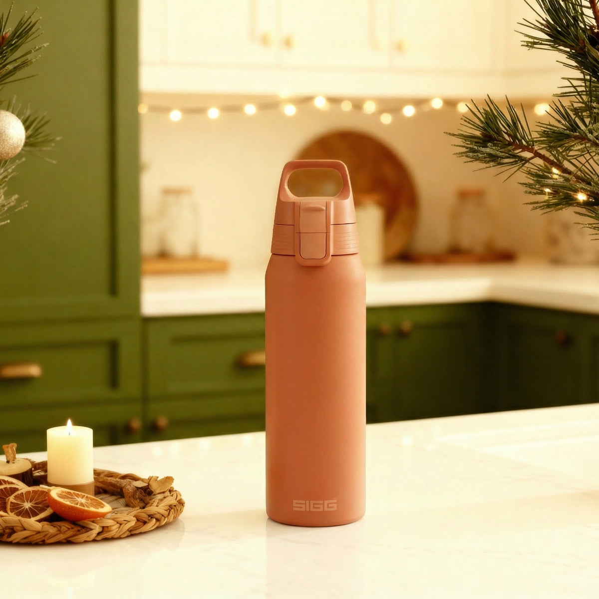 SIGG Shield Therm One termospullo Eco Red 0,75 l, käytössä ulkona