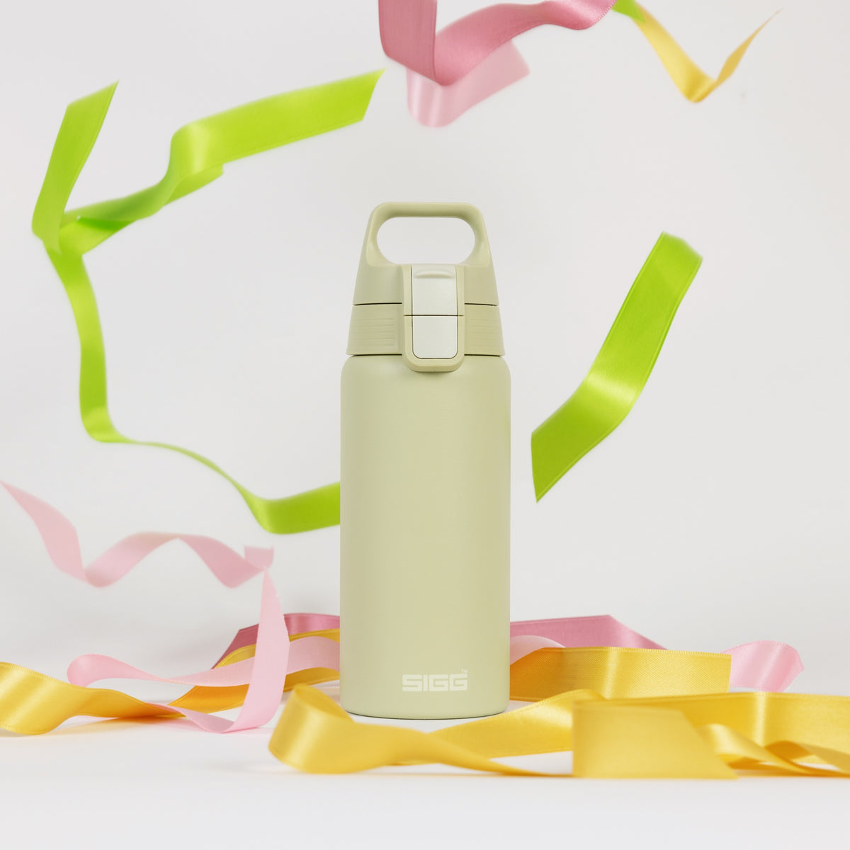 SIGG Shield Therm One termospullo Eco Green 0,5 l, käytössä ulkona