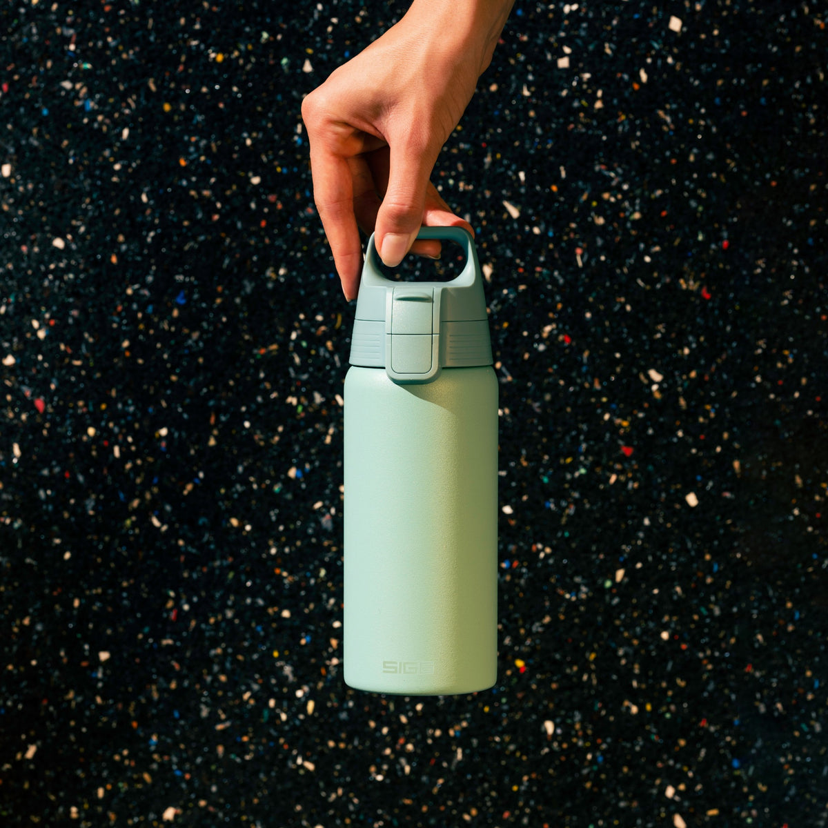 SIGG Shield Therm One termospullo Eco Green 0,5 l, käyttökuva