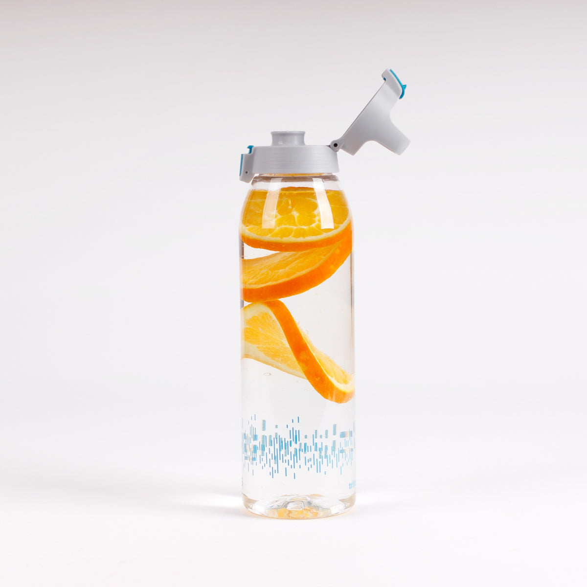 SIGG Total Clear One Aqua MyPlanet 1,5 l, käytössä ulkona