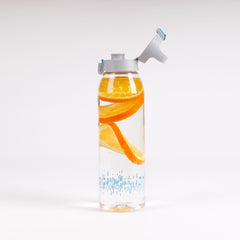 SIGG Total Clear One Aqua MyPlanet 1,5 l, käytössä ulkona