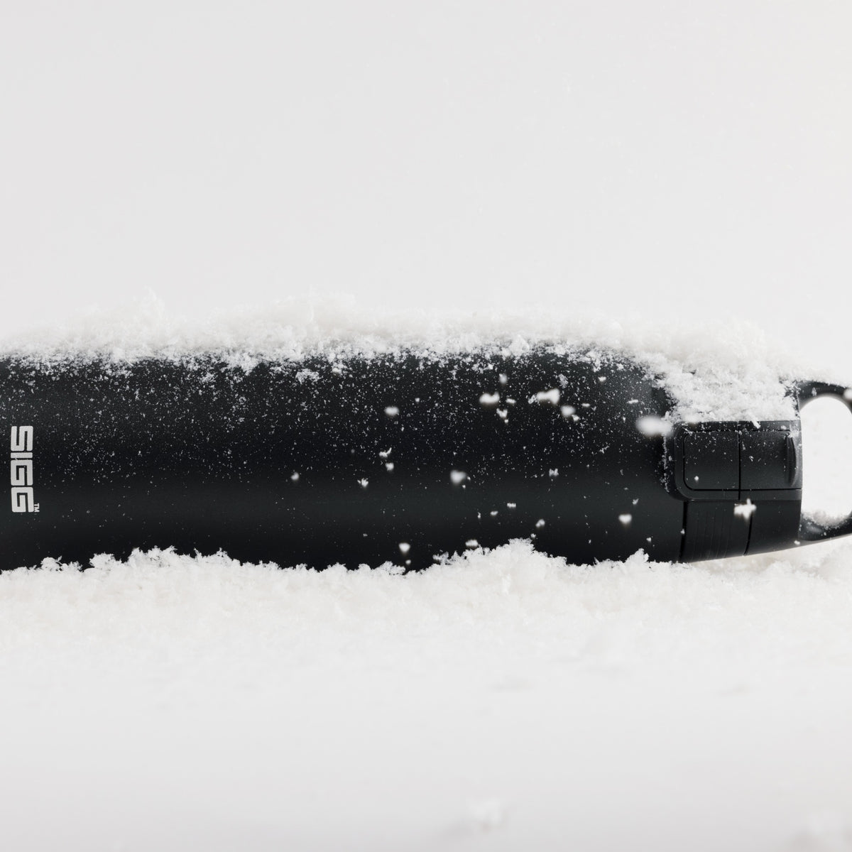 SIGG SHIELD THERM ONE TERMOSPULLO BLACK 1,0 l, käytössä ulkona 2