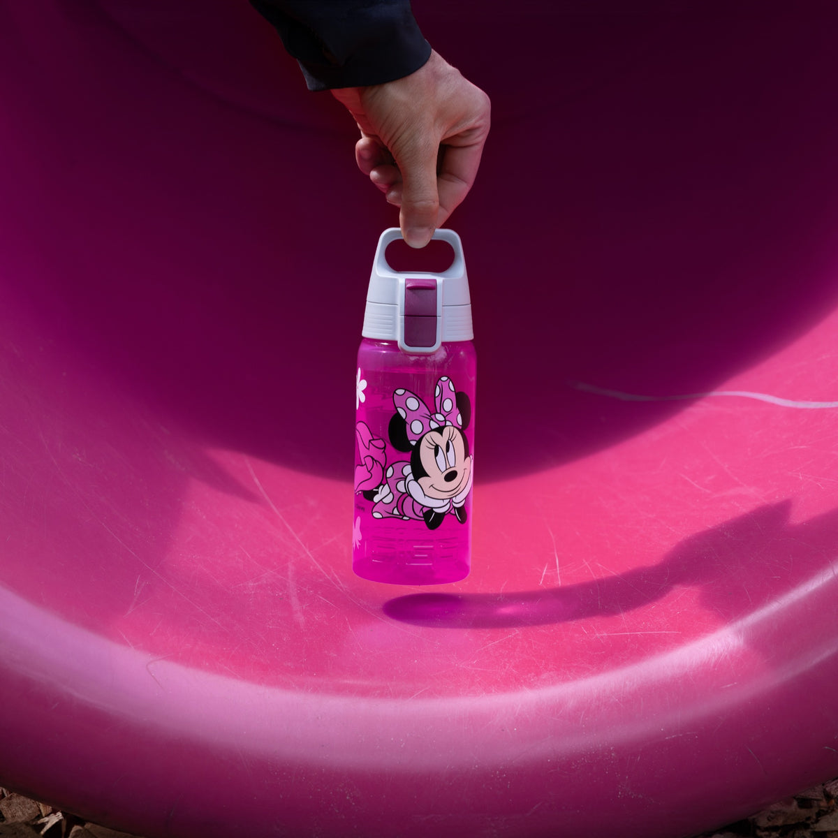 SIGG VIVA ONE JUNIOR MINNIE 0,5 l, käytössä ulkona