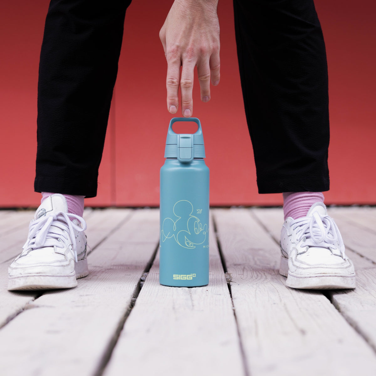 SIGG WMB ONE MICKEY MOUSE LINES 1,0 l, käytössä ulkona 2