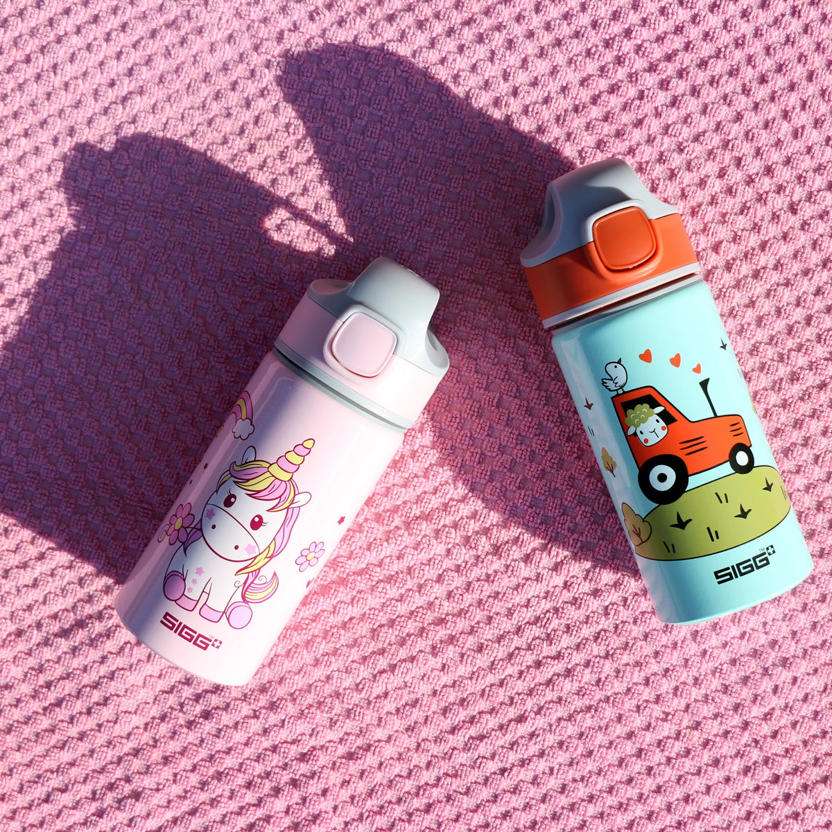 SIGG Miracle Wmb lastenpullo Happy Unicorn 0,4 l, käytössä ulkona