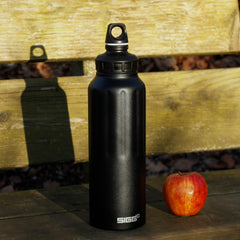 SIGG WMB Traveller Black Touch 1,5 l juomapullo, käytössä ulkona