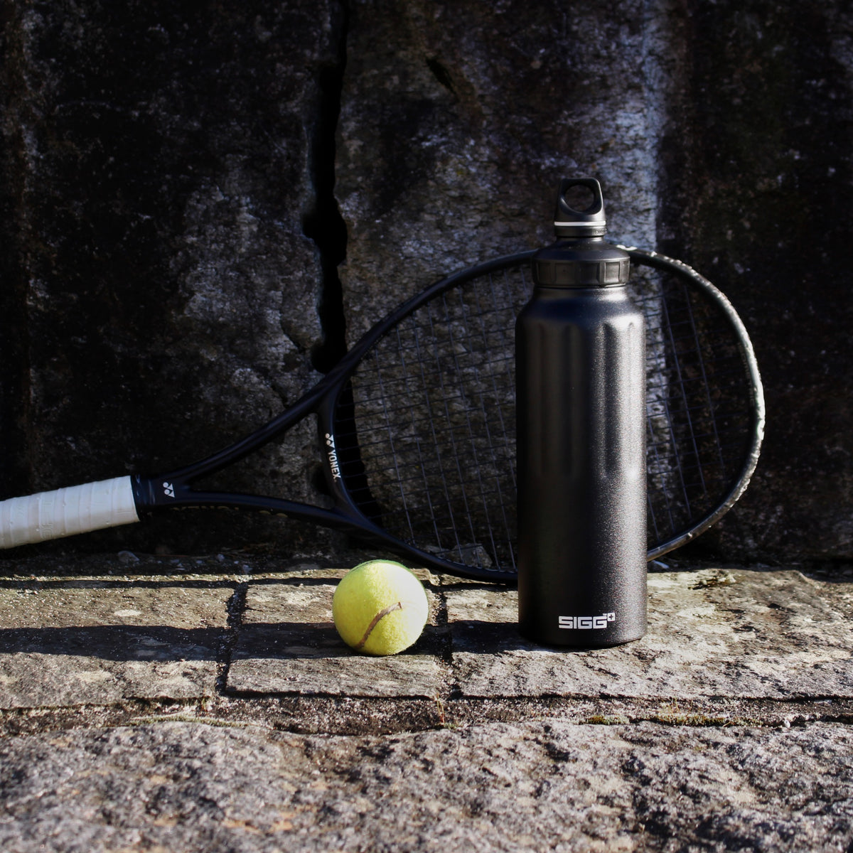 SIGG WMB Traveller Black Touch 1,5 l juomapullo, käytössä ulkona 2