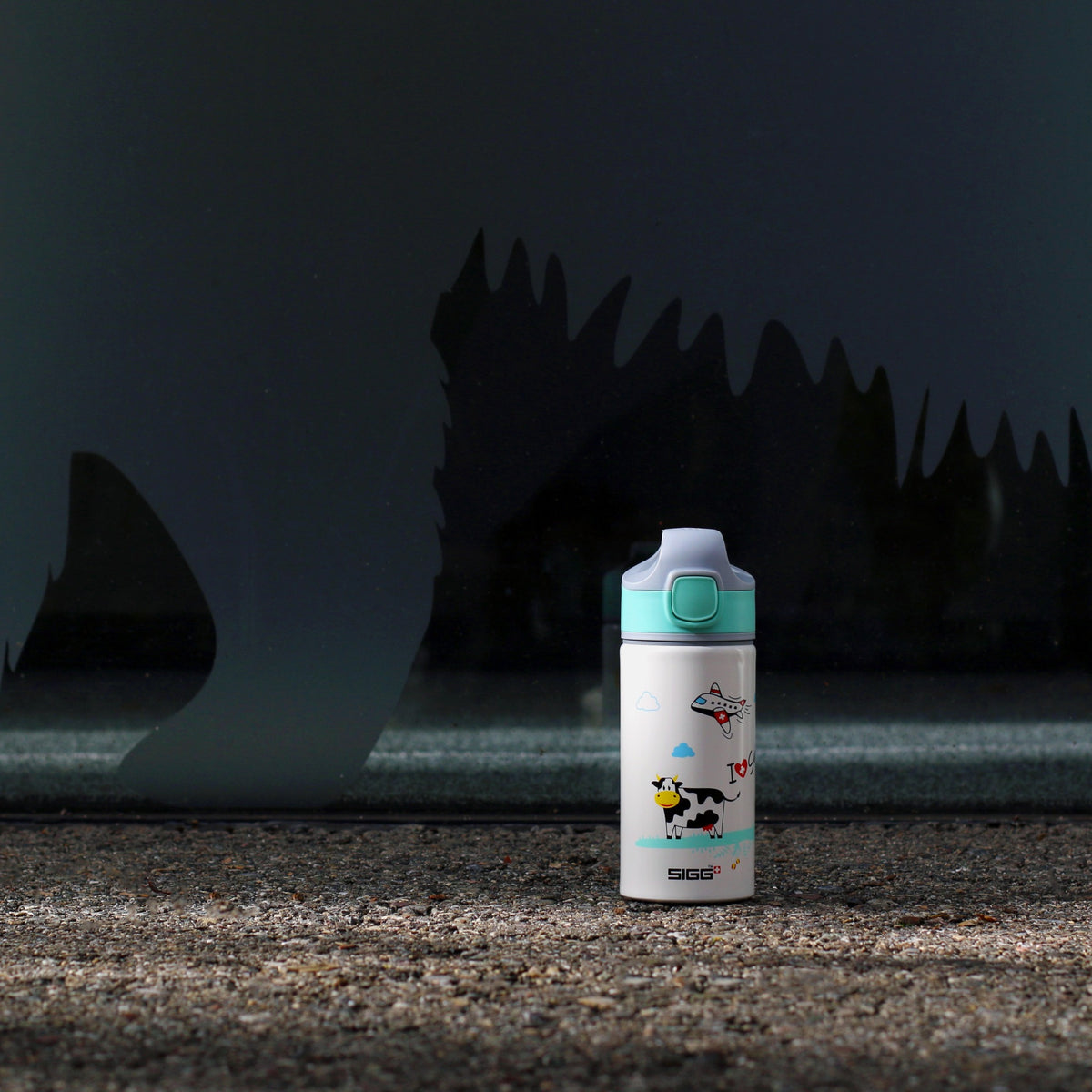 SIGG Miracle I Love Switzerland lastenpullo 0,4 l, käytössä ulkona 2