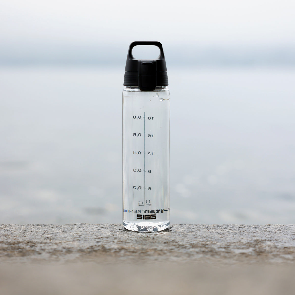 SIGG TOTAL COLOR ONE JUOMAPULLO - TRANSPARENT 0,75 l, käytössä ulkona