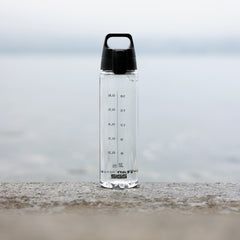 SIGG TOTAL COLOR ONE JUOMAPULLO - TRANSPARENT 0,75 l, käytössä ulkona