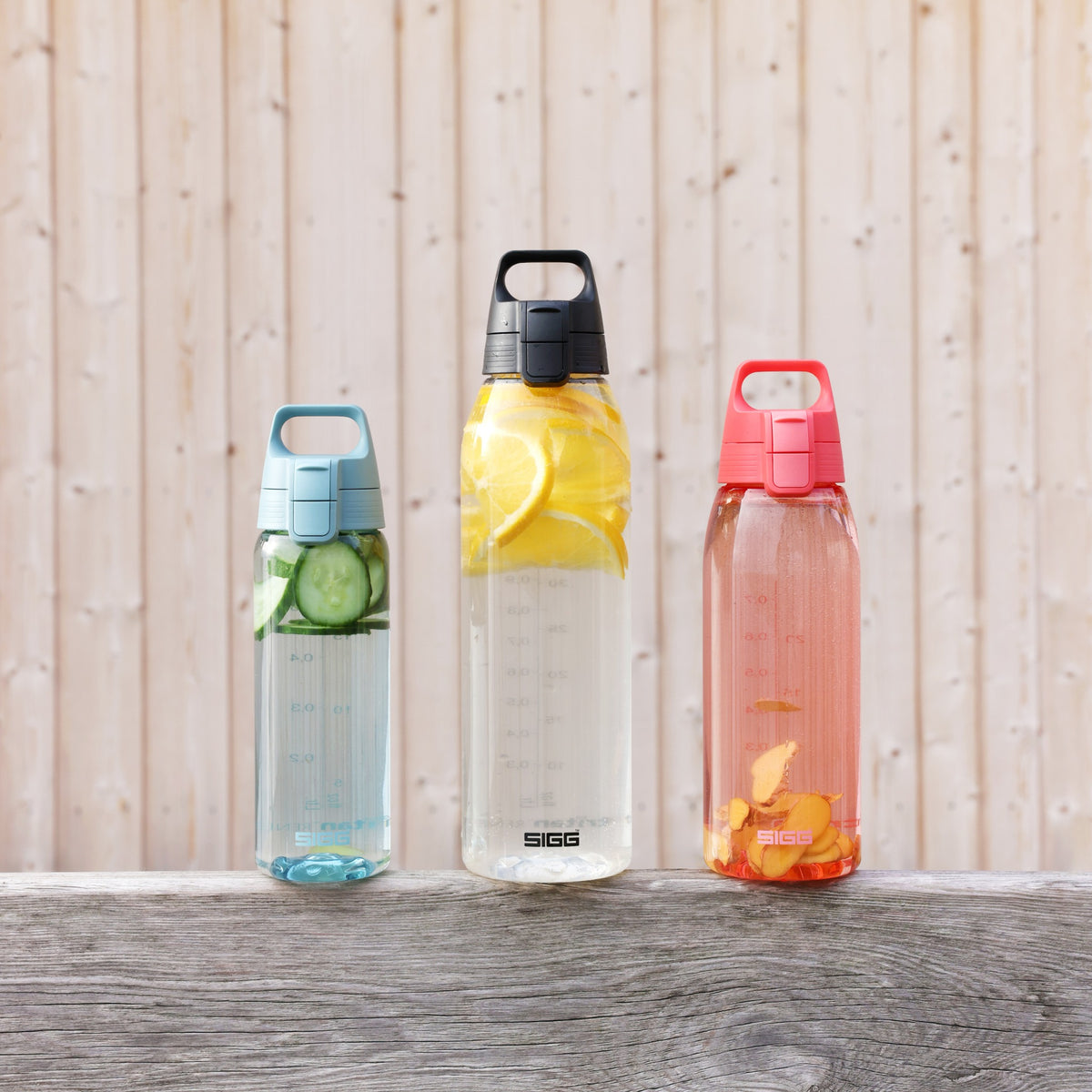 SIGG Total Color ONE Morning Blue 0,6 l juomapullo, käytössä ulkona