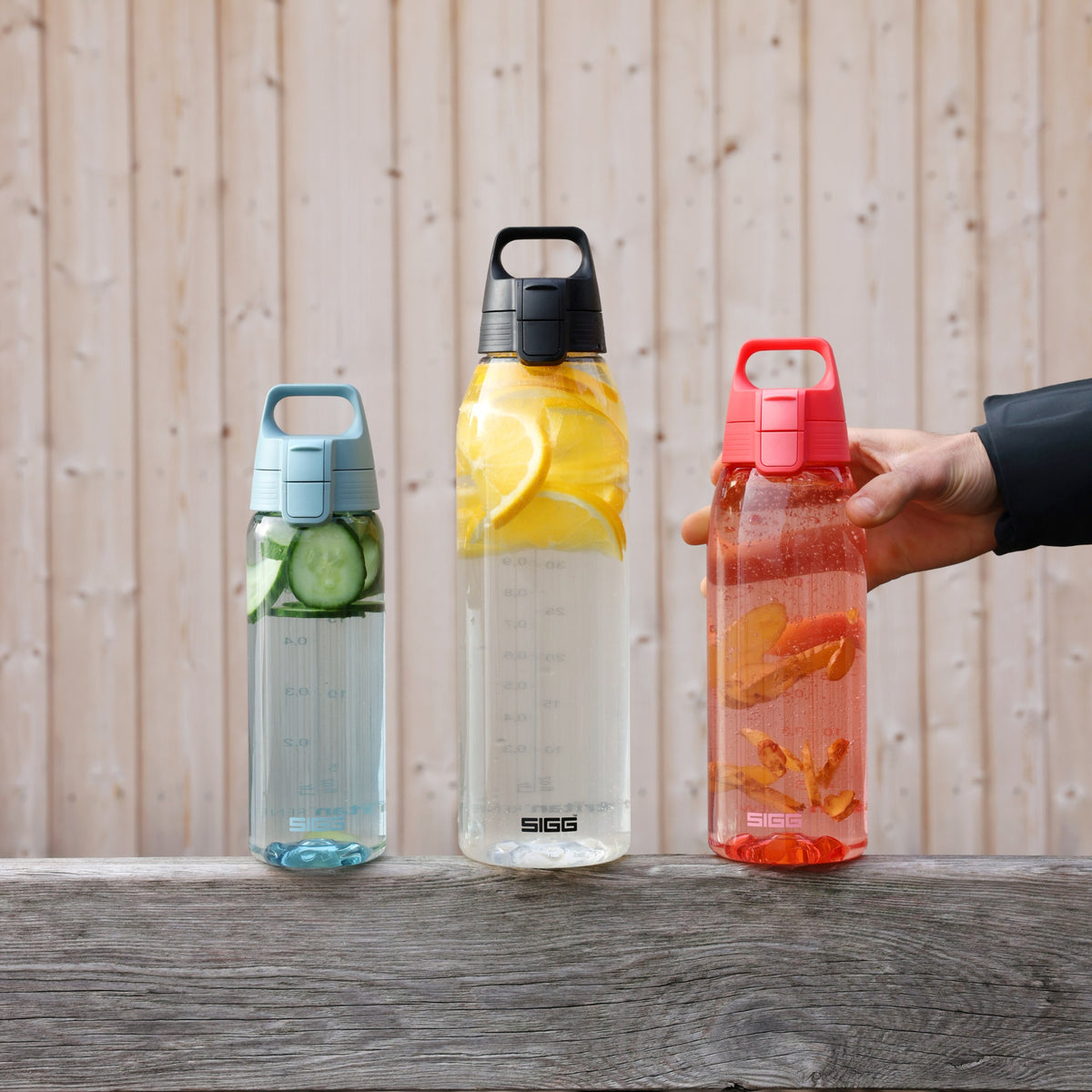 SIGG Total Color ONE Morning Blue 0,6 l juomapullo, käytössä ulkona 2