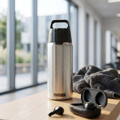 SIGG Shield Therm One termospullo Brushed 0,5 l, käytössä ulkona