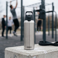 SIGG Shield Therm One termospullo Brushed 0,75 l, käytössä ulkona