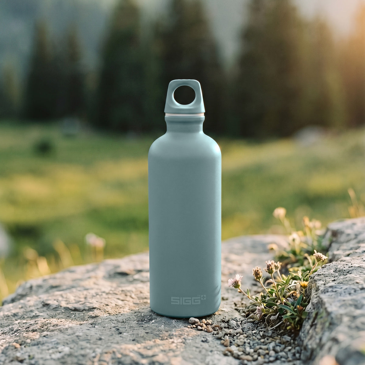 SIGG TRAVELLER JUOMAPULLO MORNING BLUE 0,6 l, käytössä ulkona