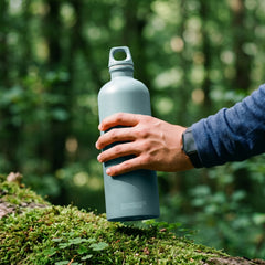 SIGG Traveller Morning Blue 1,0 l juomapullo, käytössä ulkona