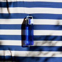 SIGG Total Color Blue 0,6 l, käytössä ulkona